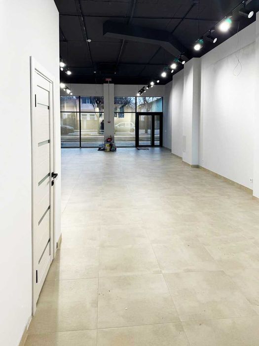 Оренда приміщення в мега-прохідному місці - озеро, парк, Мазепи,160А