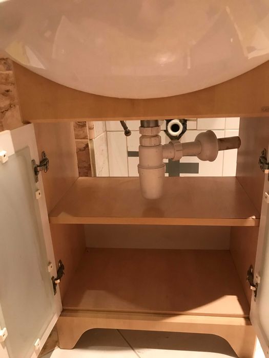 Umywalka łazienkowa z szafką, baterią, kurkiem i kompletnym odpływem.