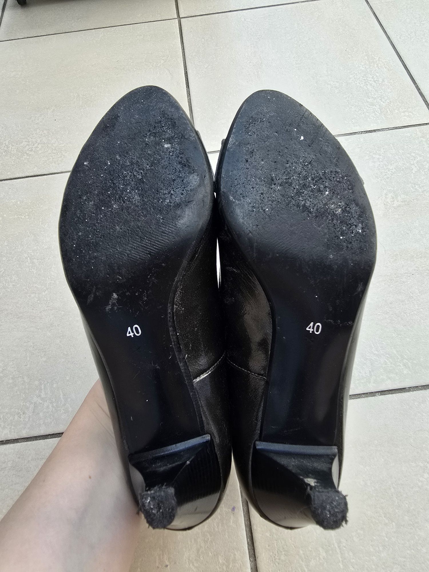 Buty na obcasie Emi