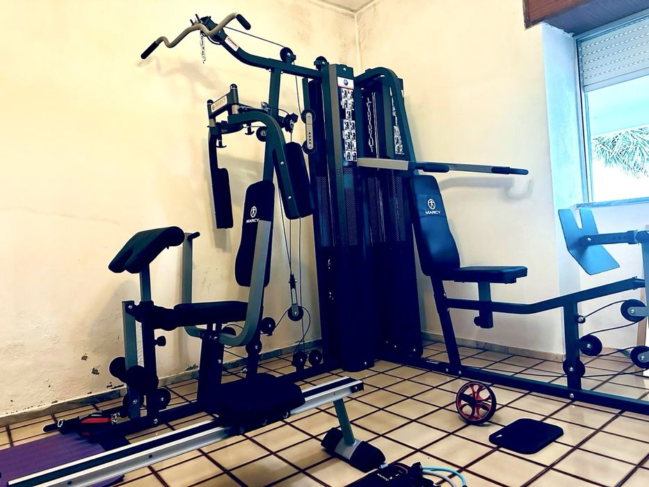 Multiestação de musculação  de aço preta