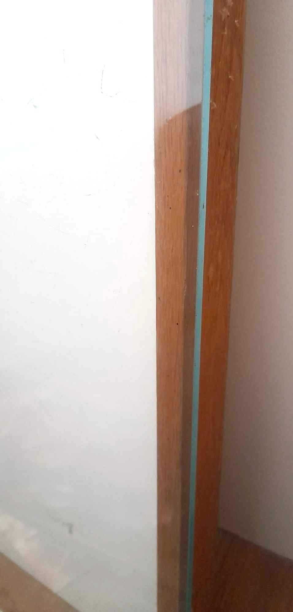 Drewniana witryna sklepowa za szkłem 100 cm