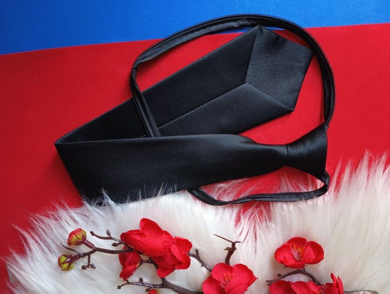 Czarny krawat damski