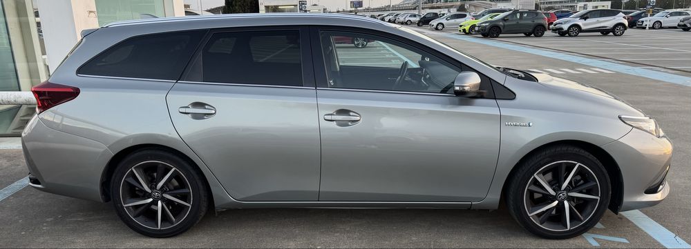 Toyota Auris Touring S. Híbrida + GPL Garantia Toyota Relax até 2027