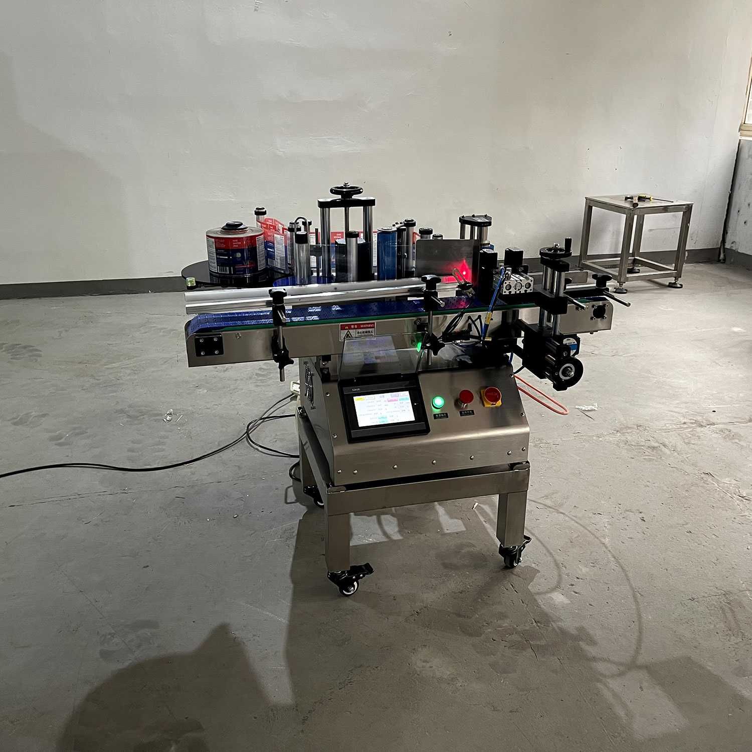 Máquina automática de rotulagem de garrafas e latas de mesa