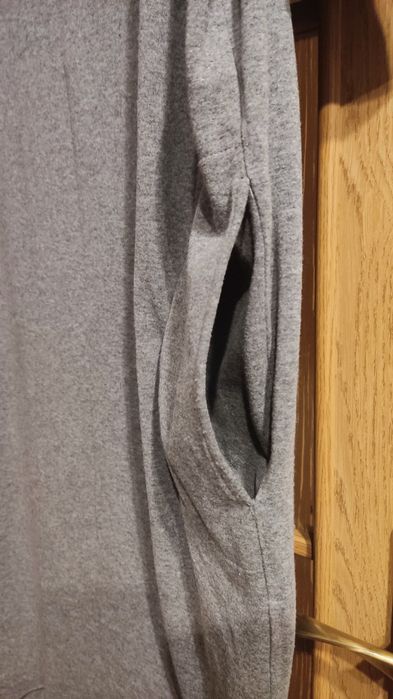 Szara sukienka z kieszeniami by insomnia