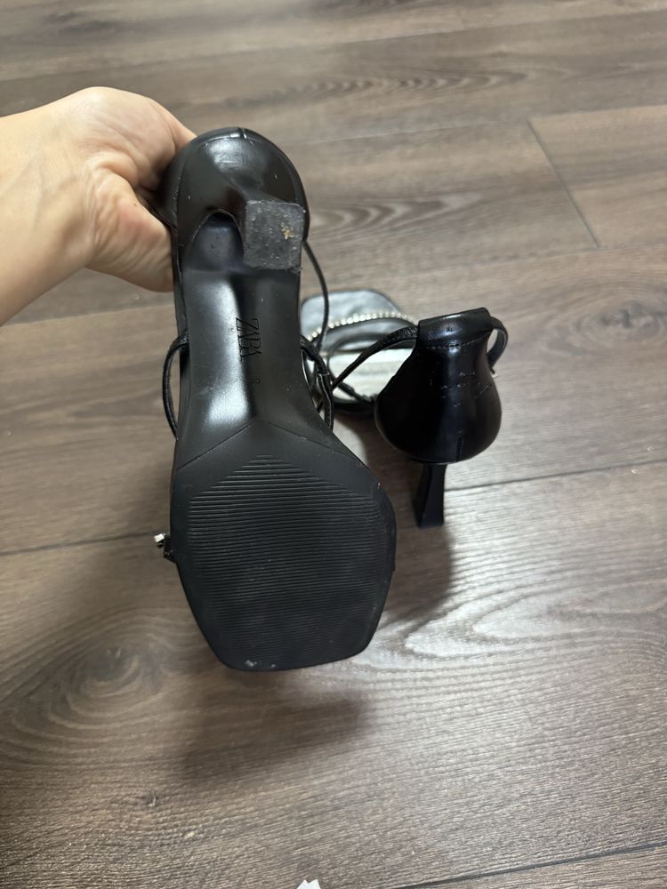 Босоніжки  чорні zara