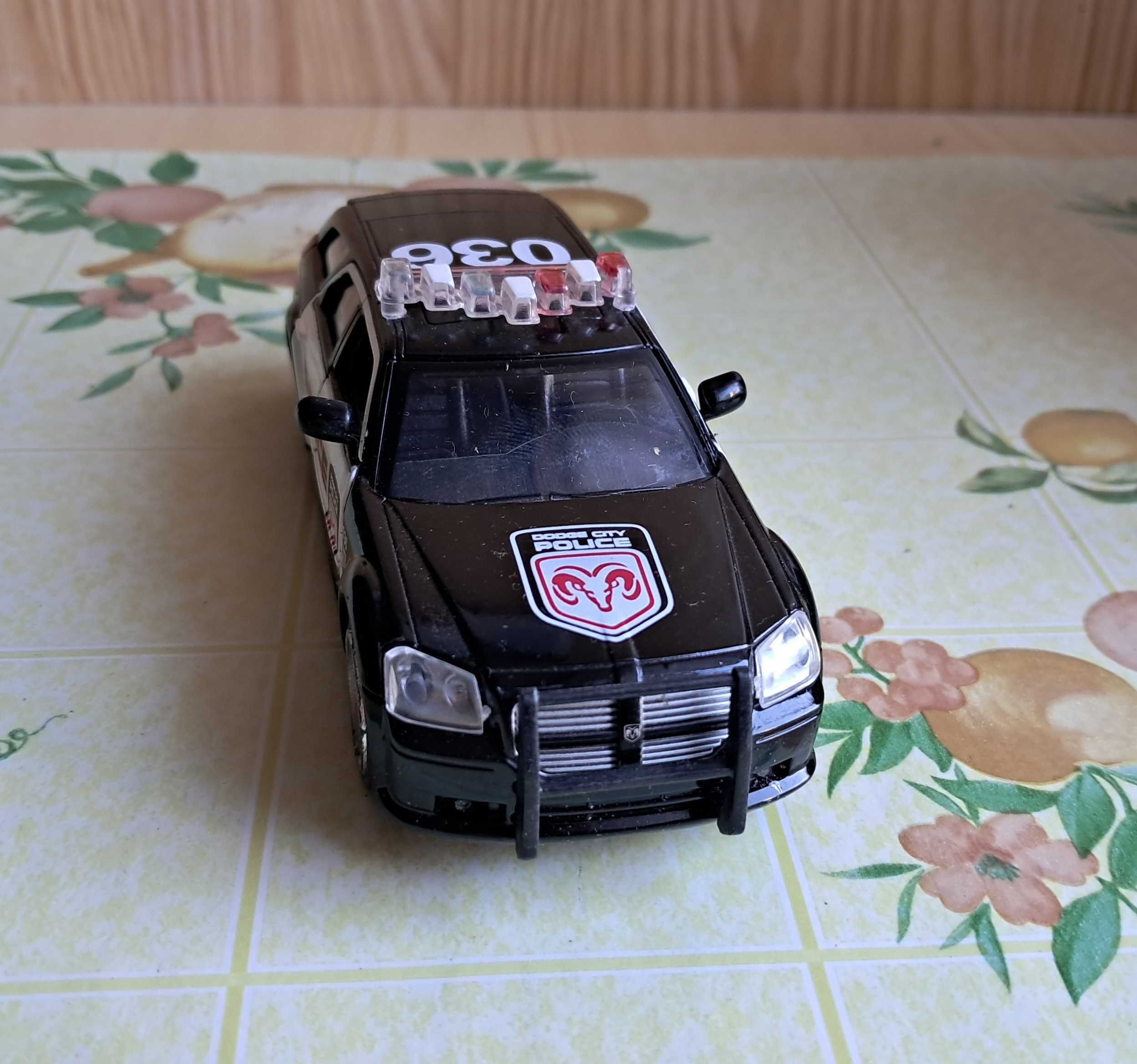 Samochód policyjny Dodge Magnum R/T, 1:43