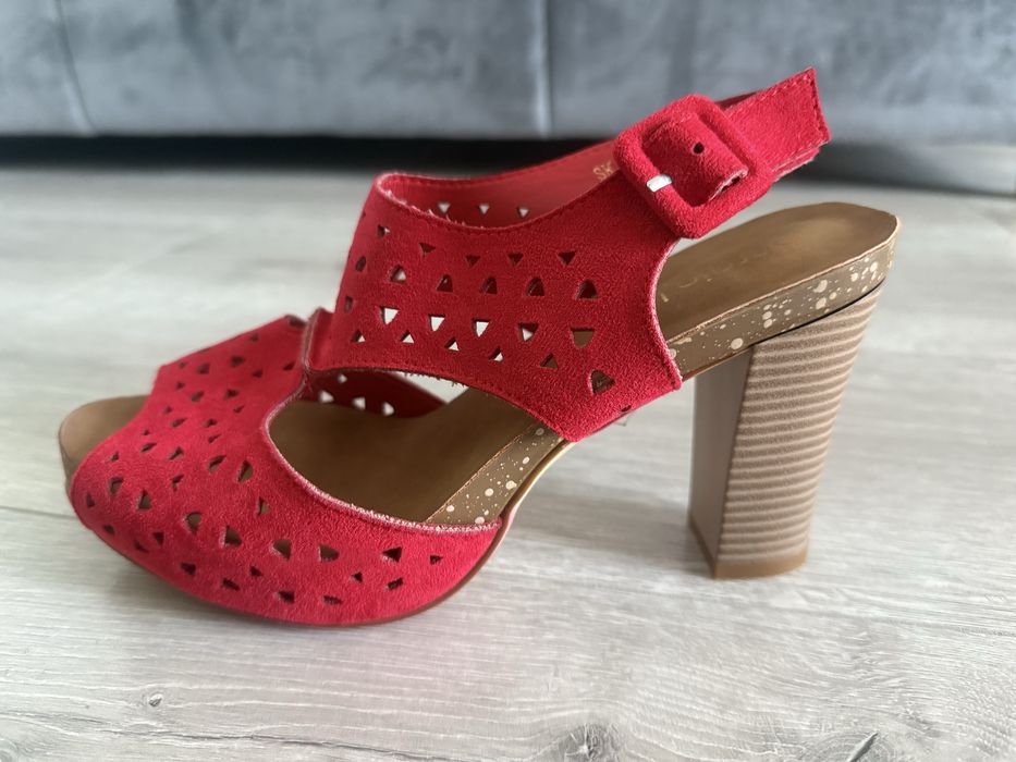 Nowe buty 38 koturna słupek czerwone