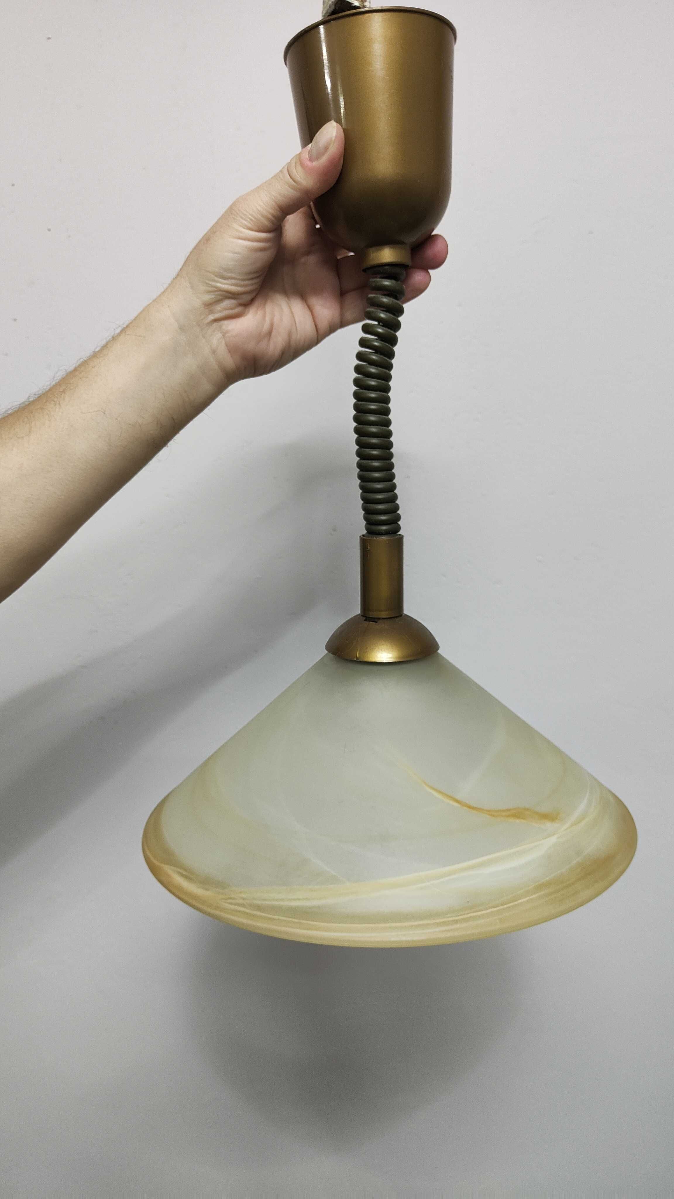 Lampa kuchenna szklana obniżana klosz mleczno -bursztynowy.