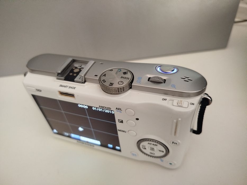 Samsung NX 100 mirrorless