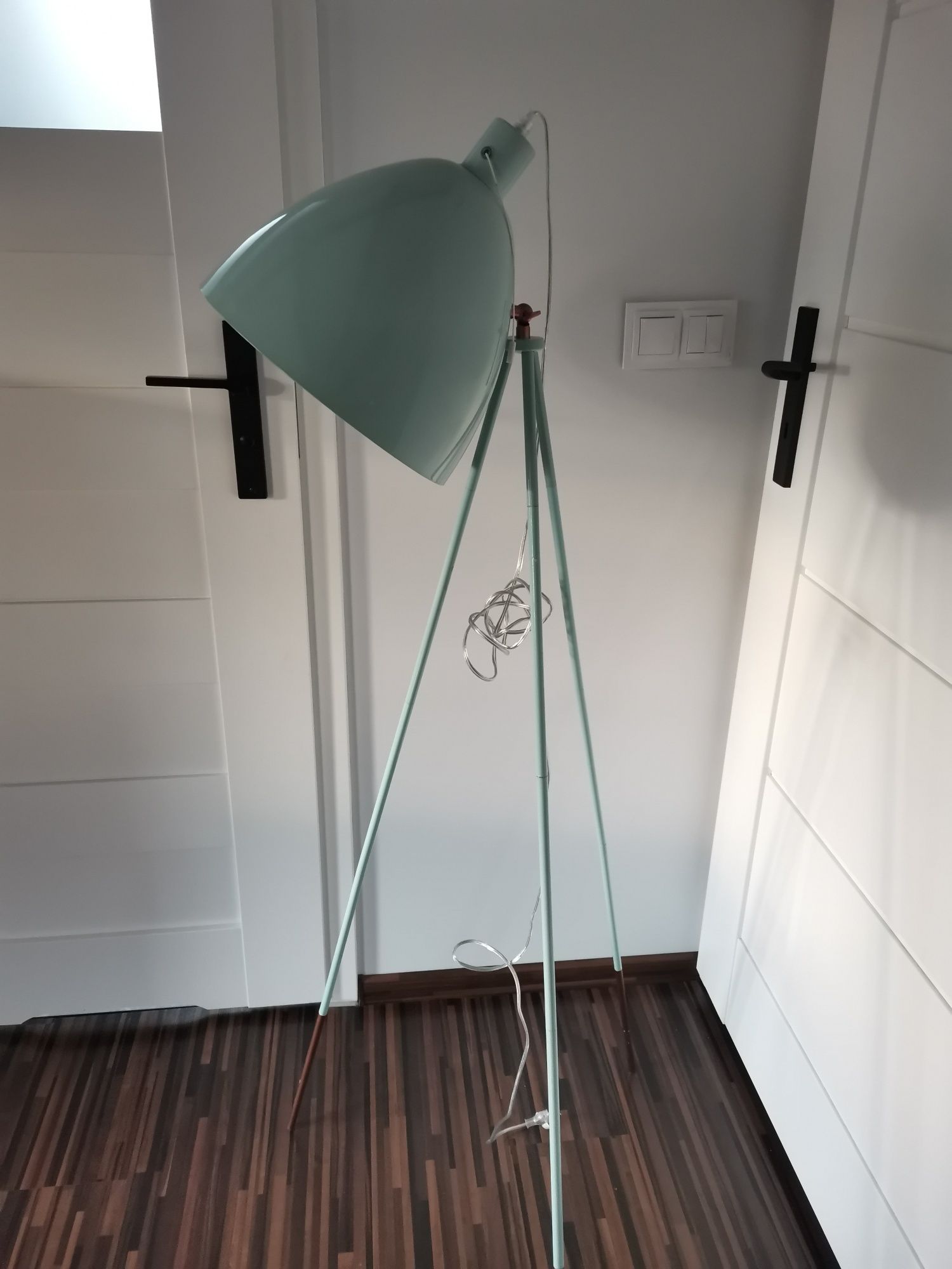 Stylowa  lampa stojąca trójnóg miętowa metalowa