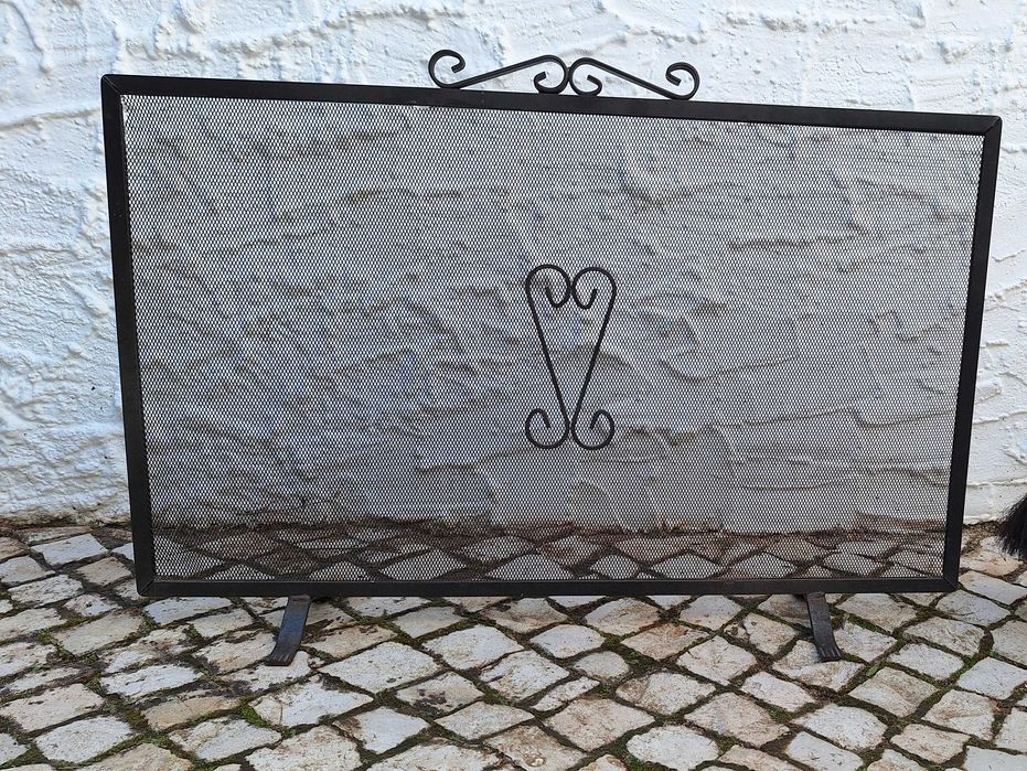 Grelha de lareira em metal preto