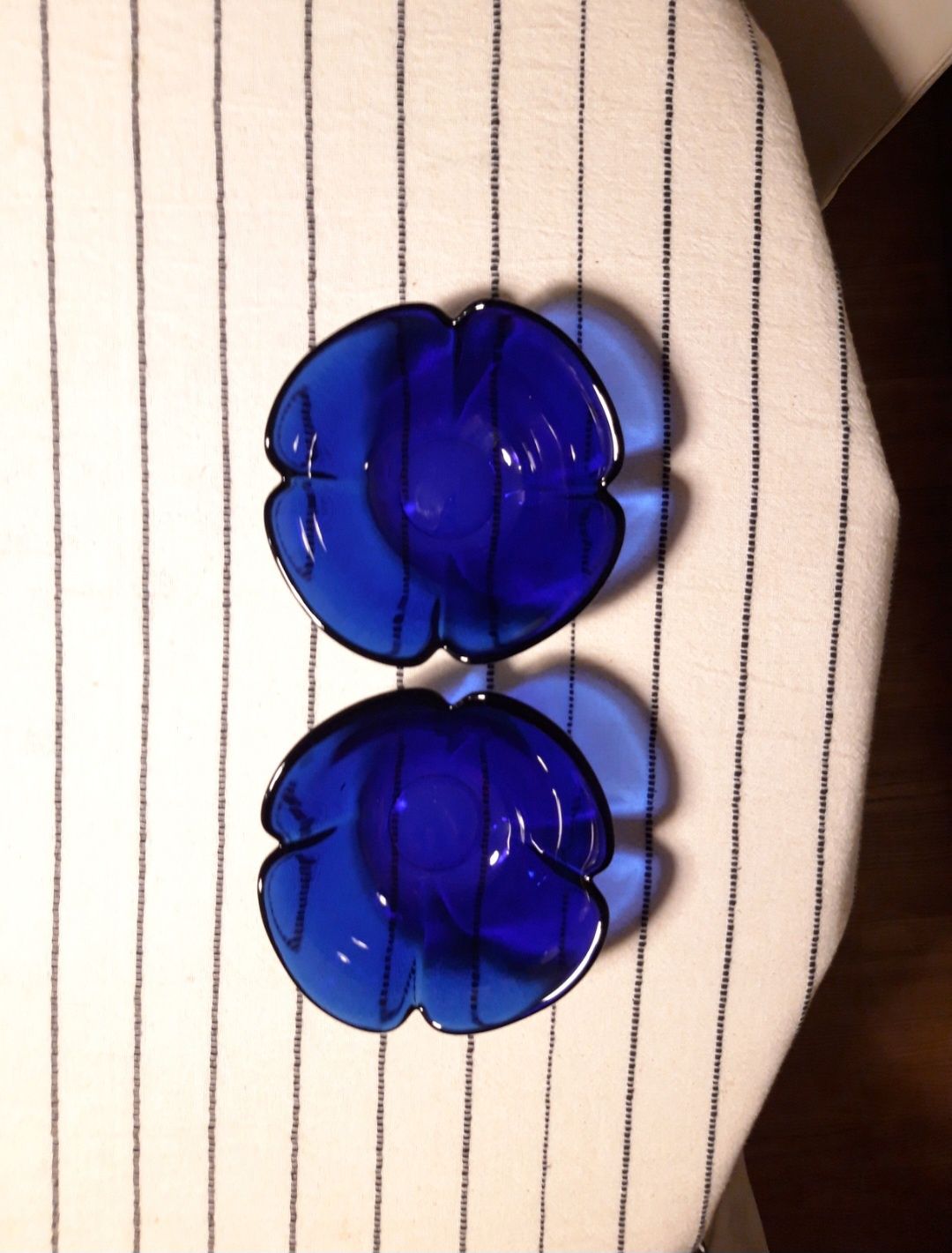 2 lindas taças de vidro azul escuro de formato floral