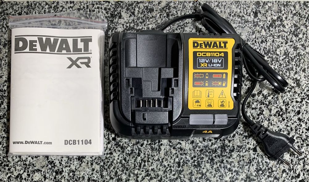 Зарядний пристрій 4 A DeWALT DCB1104 привезений з європи