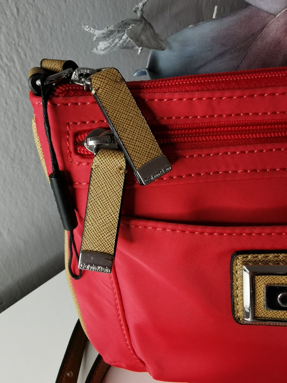 Torebka Calvin Klein z długim regulowanym paskiem