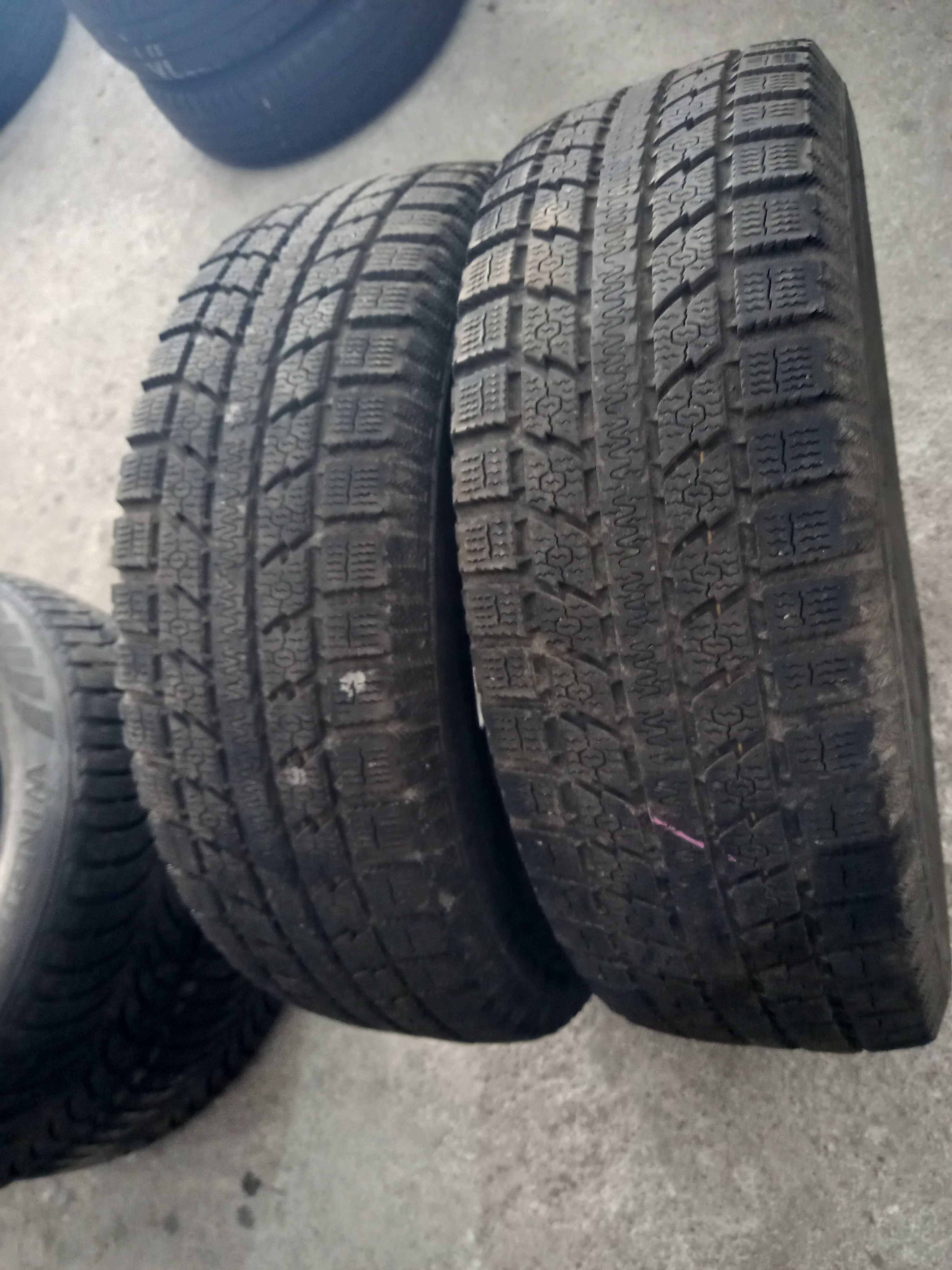 2 Pneus 205/70R15 4x4 Toyo seminovos