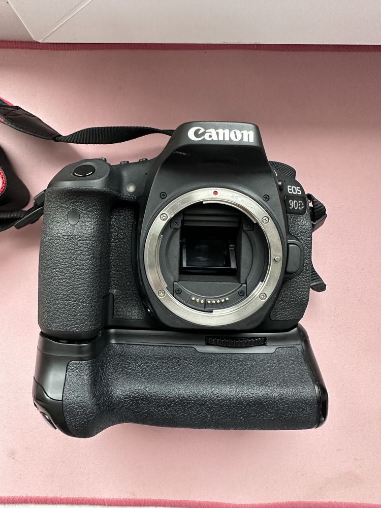 Canon EOS 90D з бустером