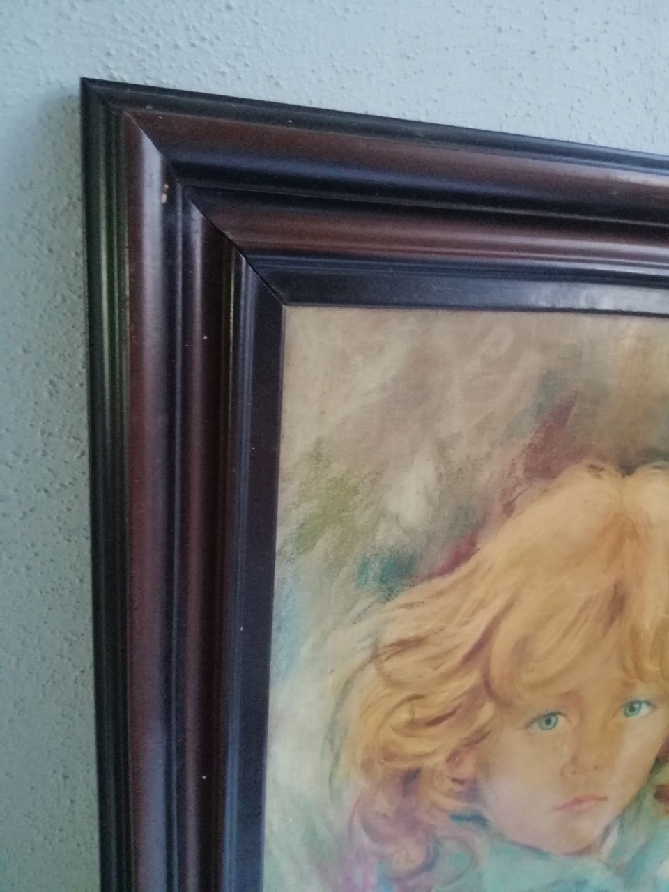 Stary obrazek w ozdobnej ramce drewnianej-płacząca dziewczynka