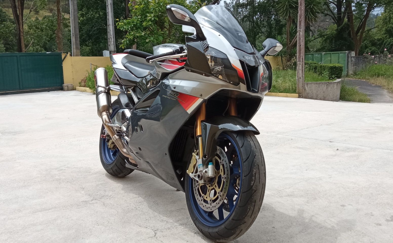 Aprilia rsv 1000r factory gen2