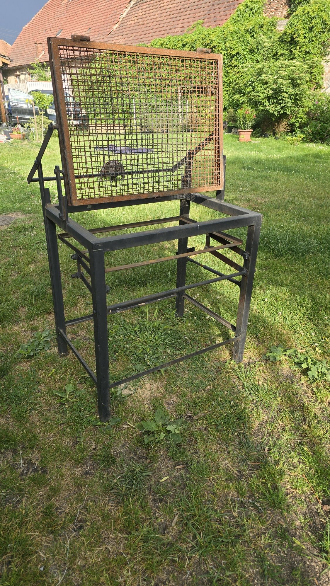 Grill z obrotowym, obracanym rusztem
