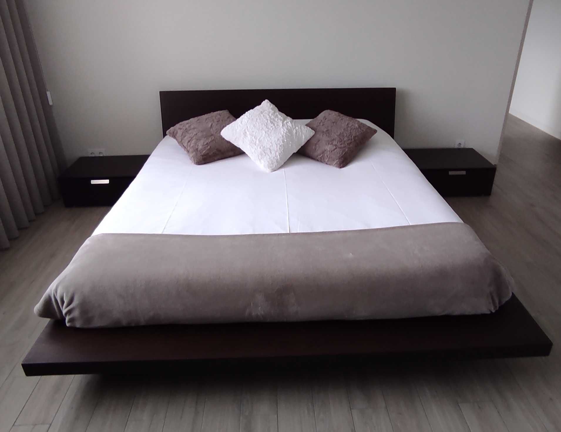 Mobilia de quarto de casal em madeira wengue com cama King Size