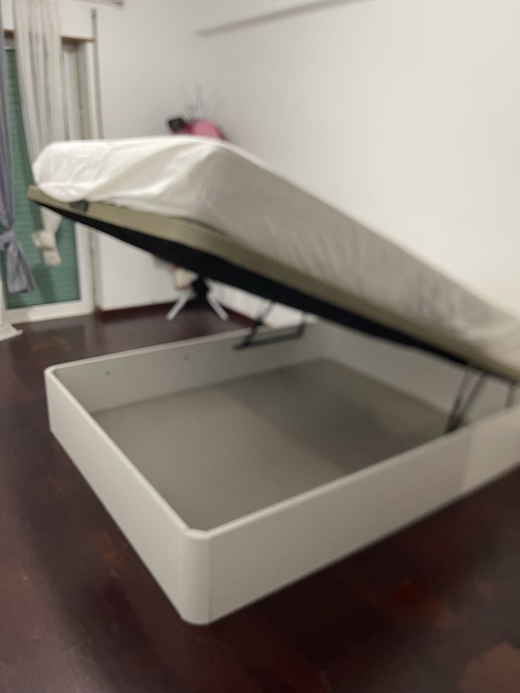 Cama casal  esta bem encondicoes
