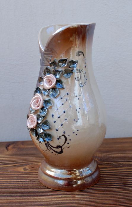 Керамическая ваза с розами и люстром