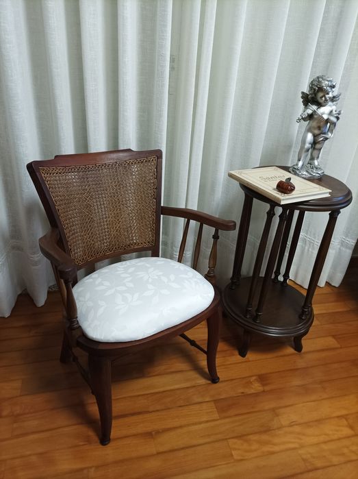 Conjunto antigo restaurado. Cadeirão e mesa de apoio