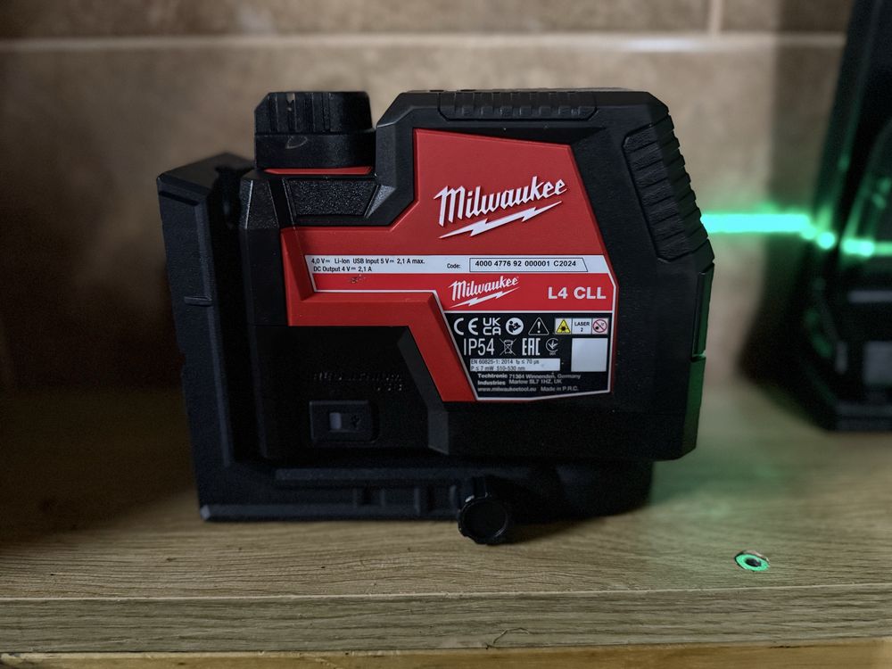 Лазерний нівелір лінійний  Milwaukee L4 CLL 2024 року