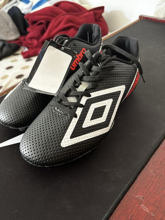 Chuteira umbro por estrear N.43 EU