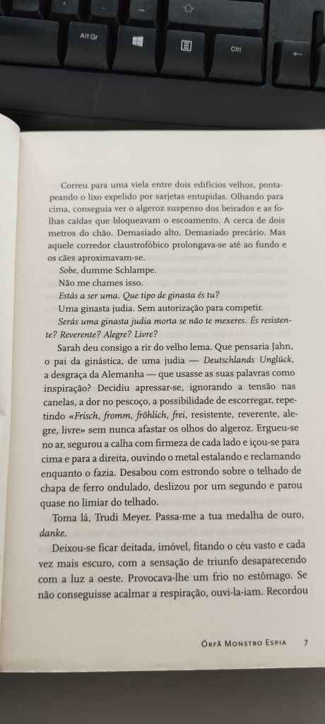 Livro: "Órfã/ Monstro/ Espia " de Matt Killeen