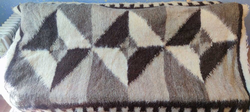 Карпатський плед (ковдра) з овечої шерсті. Одеяло из овечьей шерсти.