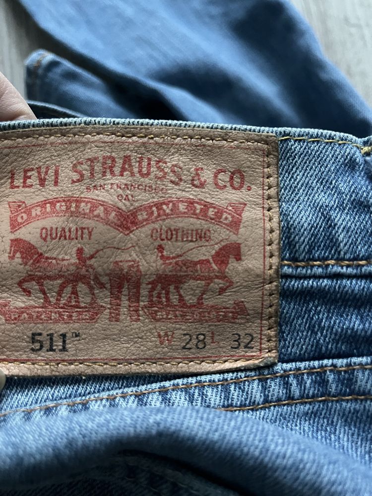 Niebieskie spodnie Levis rozm 28