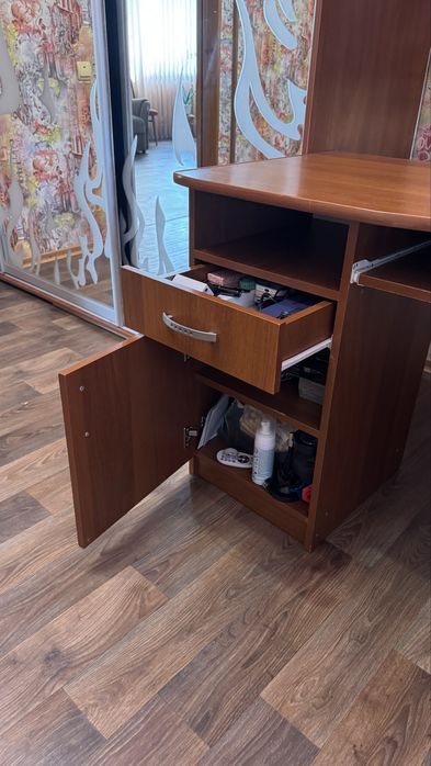 Шкільний стіл та стілець