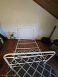 Cama de ferro pintada de branco