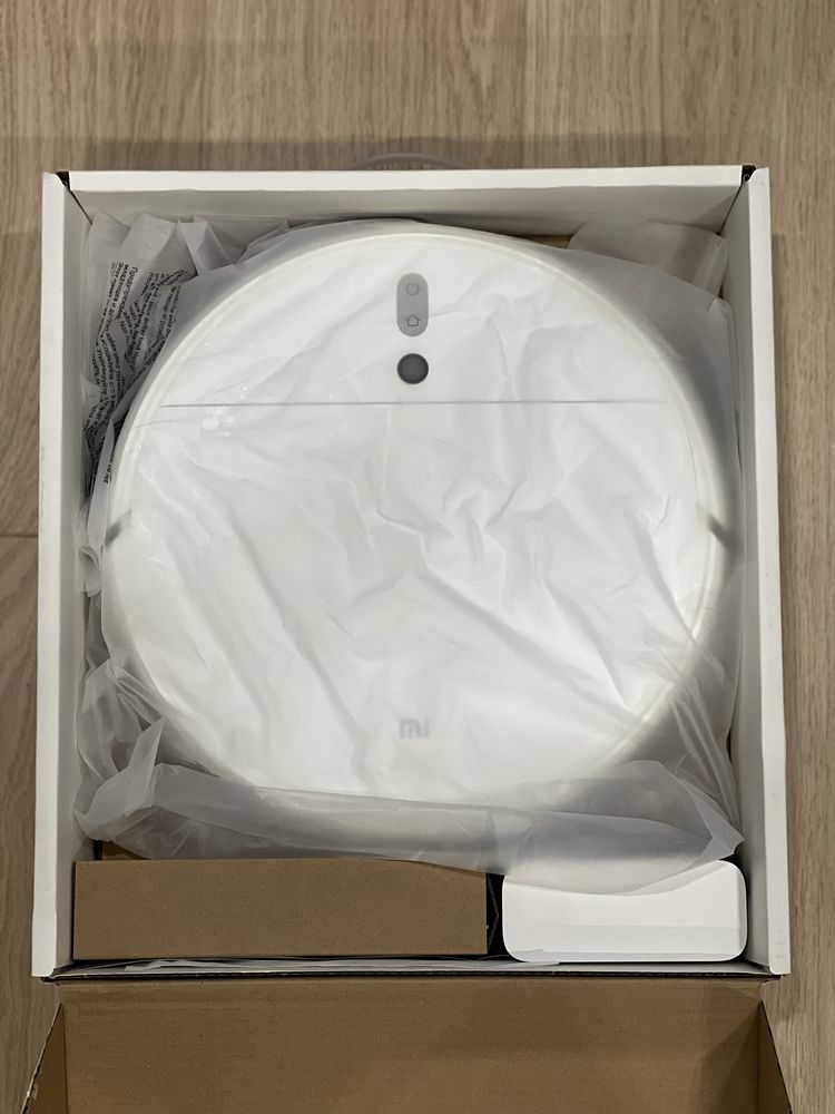 Mi Robot Vacuum-Mop робот - пилосос з функцією вологого прибирання