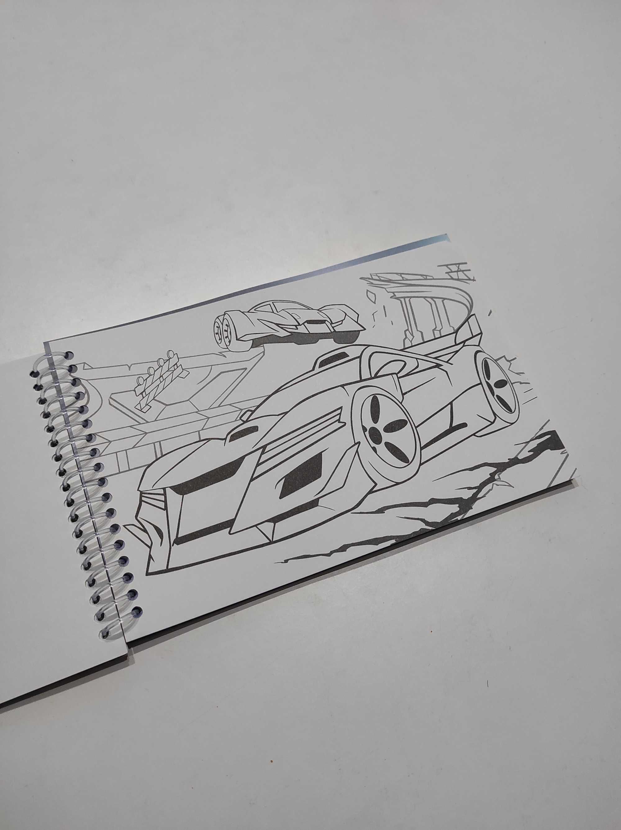 Livro de pintar e autocolantes monster cars