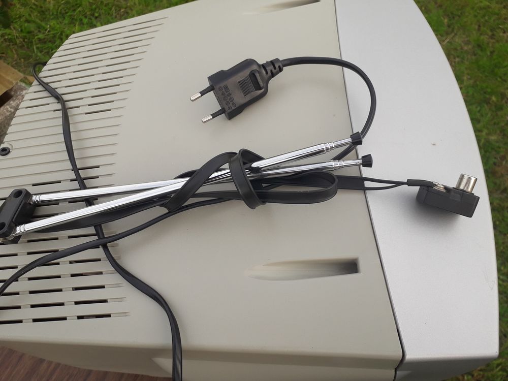 Televisão Grunkel com antena antigo