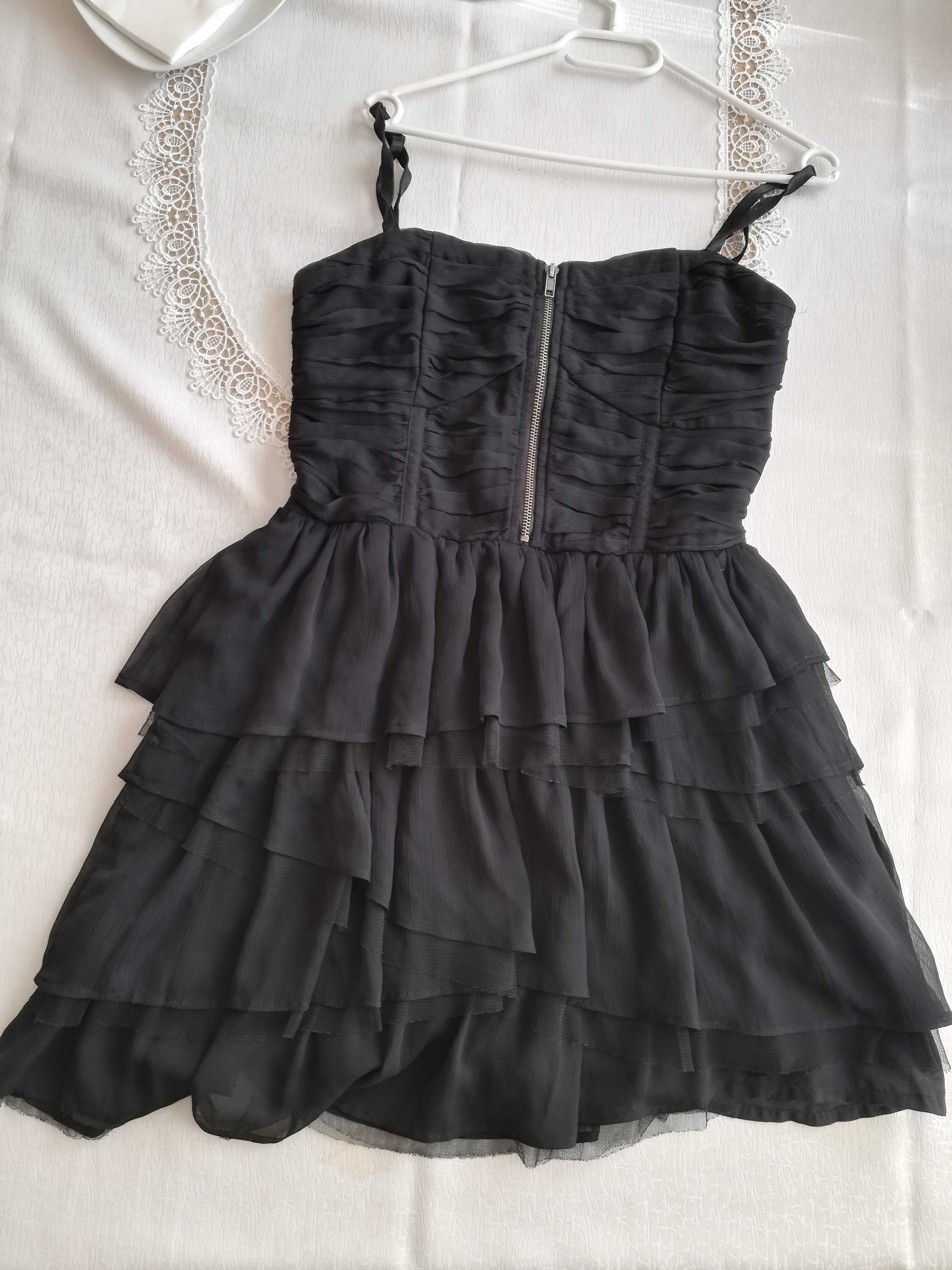 Czarna asymetryczna sukienka z falbanami
