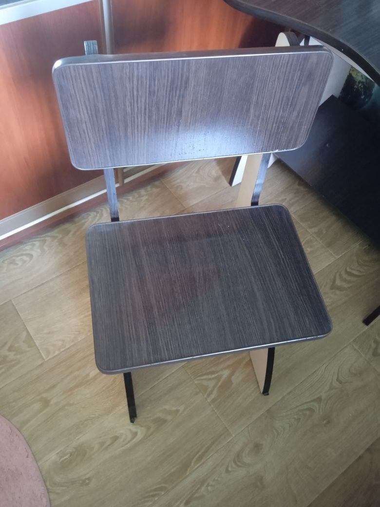 Письменный стол со стулом