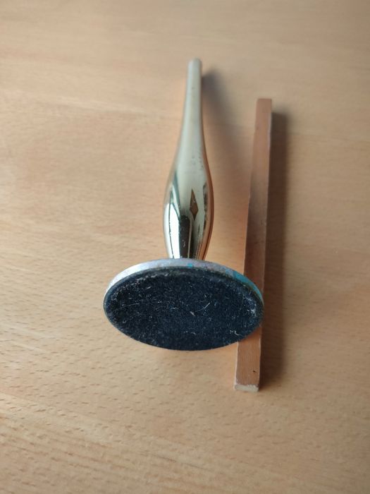 Jarra vintage dourada para uma flor.