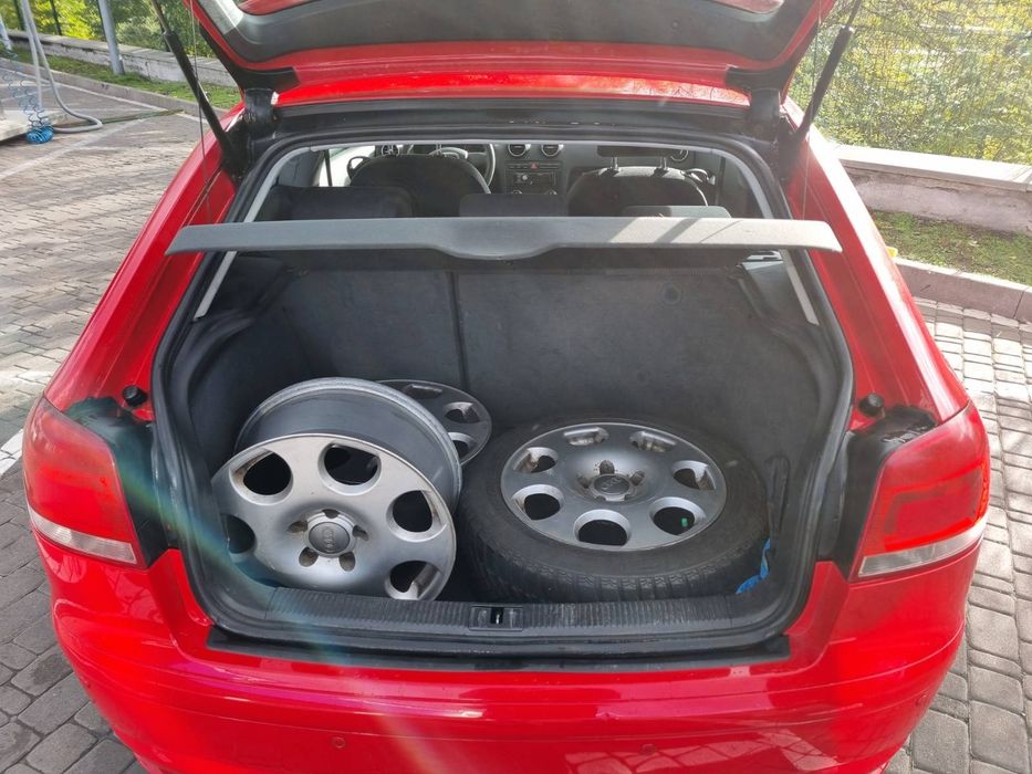 Автомобіль Audi 3, 2006 року випуску, з бензиновим двигуном об'ємом 1,