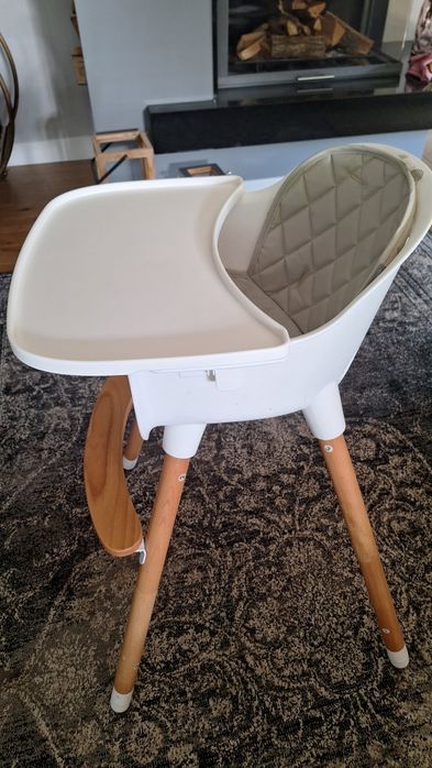 Krzeselko śniadaniowe w idealnym stanie białe nóżki drewniane.