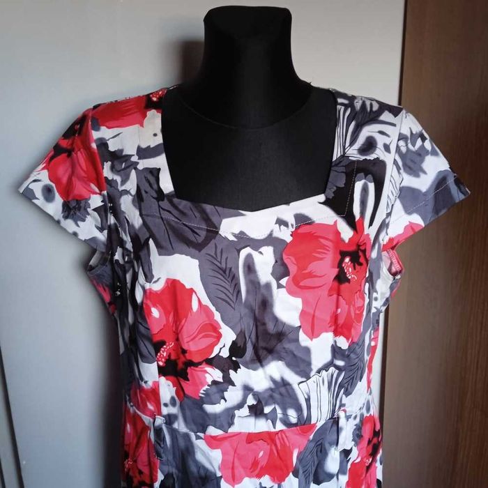 Sukienka w kwiaty ładny dekolt r. 46