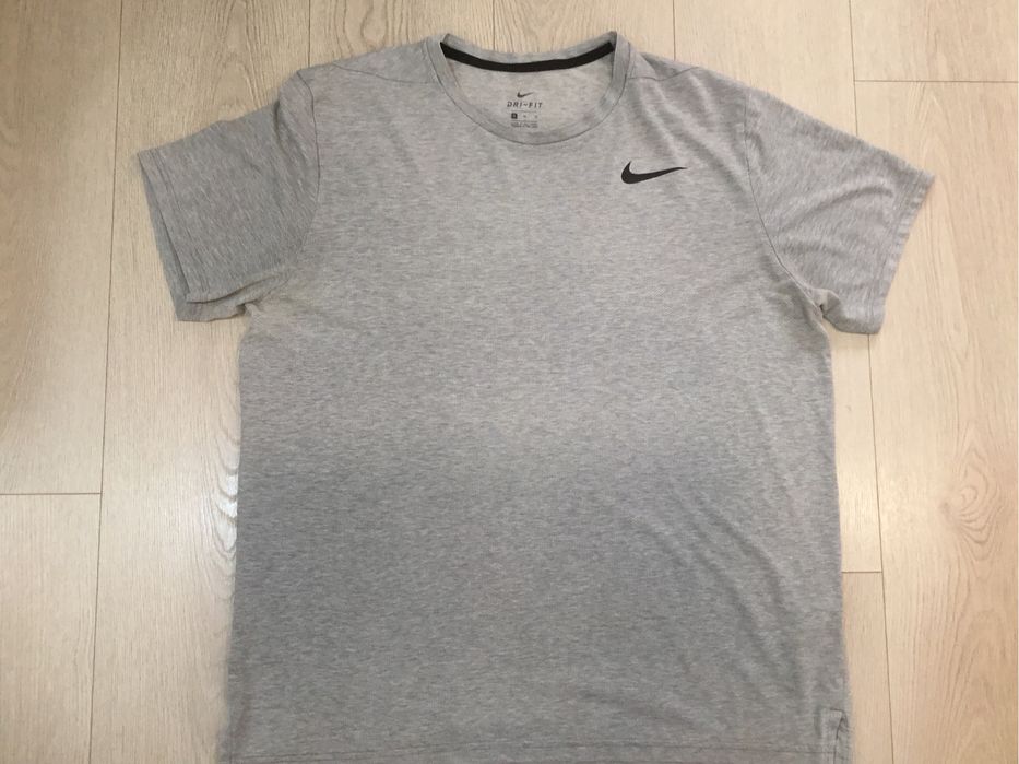Продам перфоровану футболку Nike розмір XL