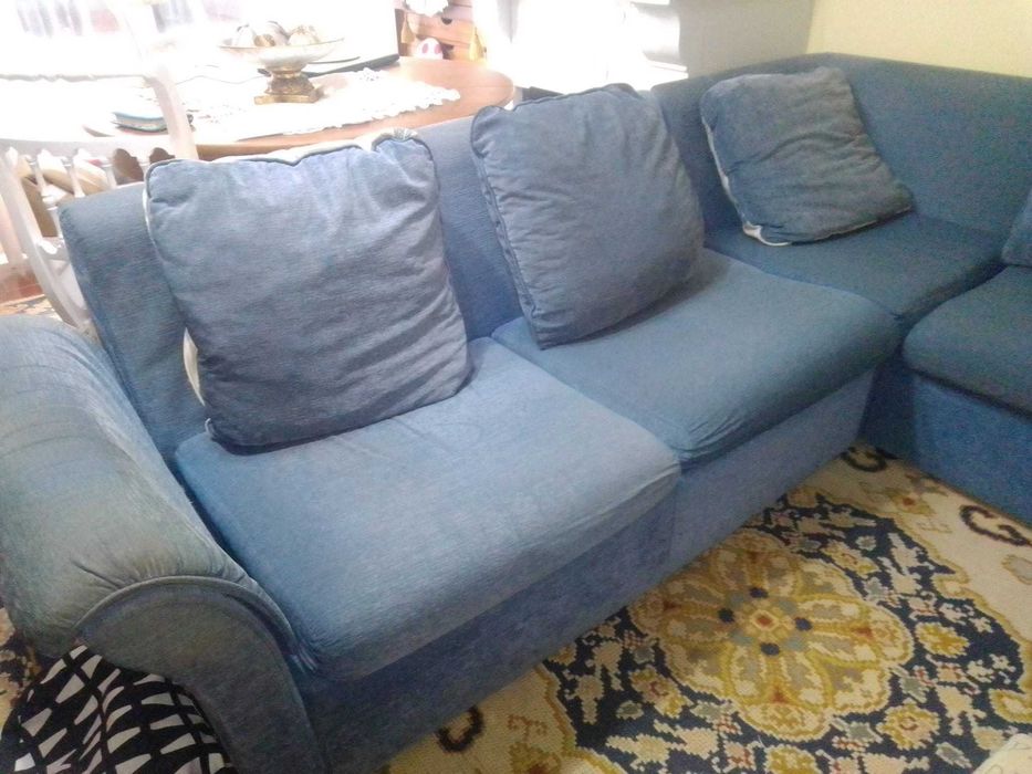 Sofá cama de 4 lug e dois puffs.
