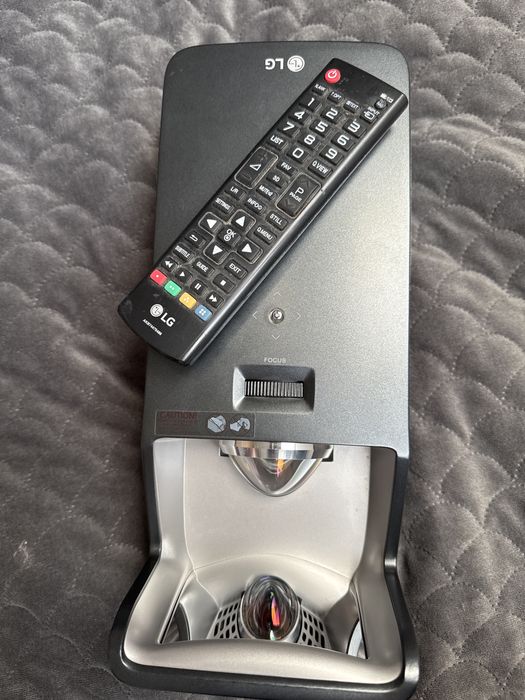 Projektor LED LG PF 1000U krótkiego rzutu UST FullHD 3D