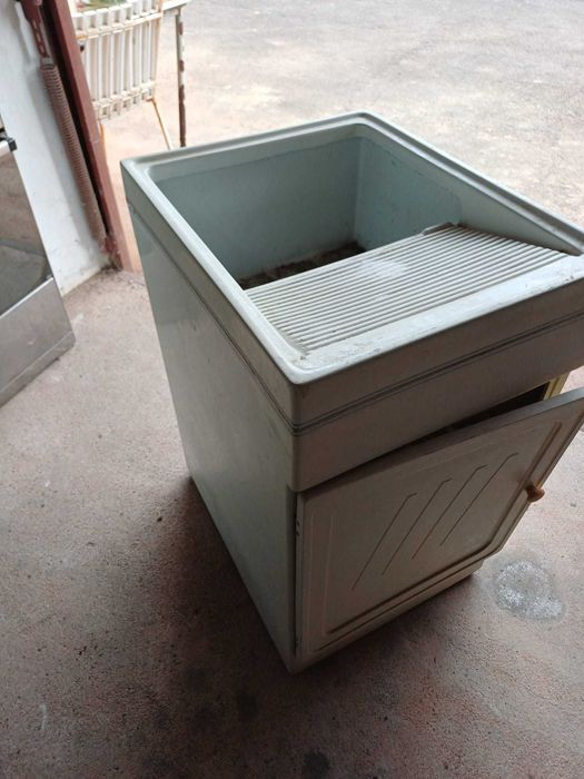 Tanque de lavar roupa, em fibra c/ arrumação