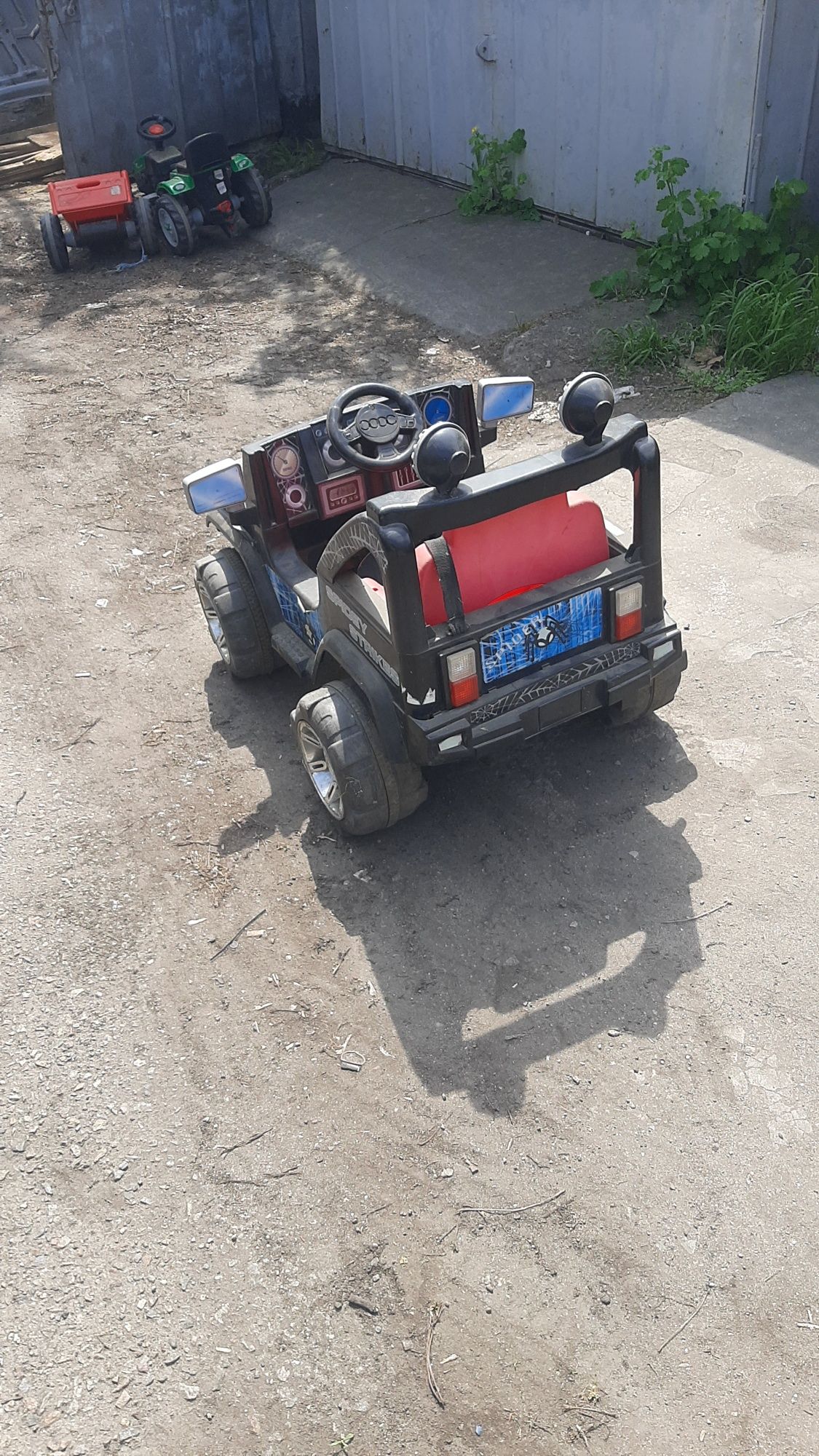 Продам детскую електрическую машинку  на аккумуляторе