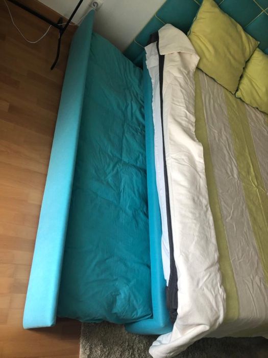 Cama de jovem (corpo e meio) - sommier e cabeceira alcochoada